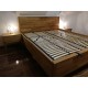 Masívna dubová manželská posteľ Lozzane s úložným priestorom a celodreveným čelom