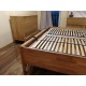 Masívna dubová manželská posteľ Lozzane s úložným priestorom a celodreveným čelom
